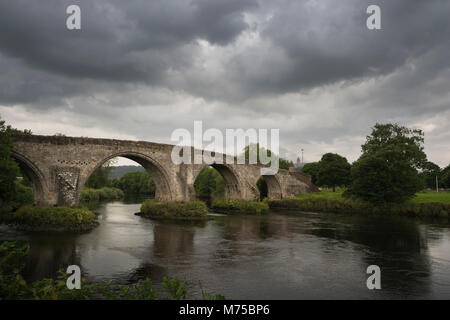 Alte Stirling Bridge (zusammen 15. bis 16. Jahrhundert, ist heute eines der besten mittelalterlichen gemauerte Bogenbrücken in Schottland), mit der Abtei Craig ein Stockfoto