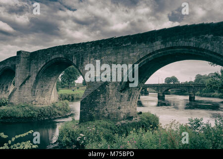 Alte Stirling Bridge (zusammen 15. bis 16. Jahrhundert, ist heute eines der besten mittelalterlichen gemauerte Bogenbrücken in Schottland). Stirling. Schottland. Stockfoto