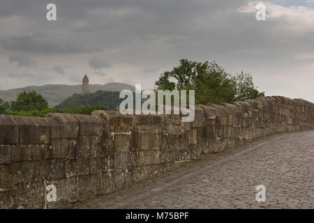 Alte Stirling Bridge (zusammen 15. bis 16. Jahrhundert, ist heute eines der besten mittelalterlichen gemauerte Bogenbrücken in Schottland), mit der Abtei Craig ein Stockfoto