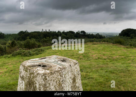 Geodätische trig Point auf Twechar, in der Nähe von Bar Hill Fort. Auf konkrete Obelisk montiert, für Vermessungs- und positioniert werden. Twechar. Schottland Stockfoto