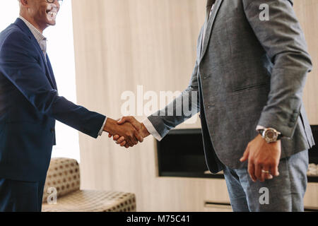 Zwei Unternehmen Personen die Hände schütteln, nachdem eine Vereinbarung. In der Nähe von Leuten die Hand schütteln im Amt. Stockfoto