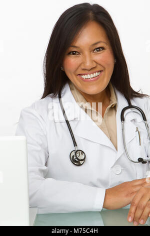 Freundliche asiatische Arzt lächelnd. Stockfoto