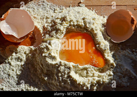Nahaufnahme Foto von Zutaten für Kuchen auf dem Tisch Stockfoto