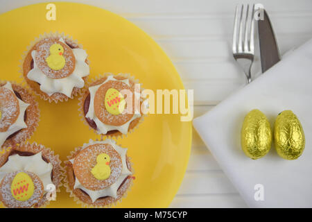 Schöne Ostern Kuchen auf Weiß Stockfoto