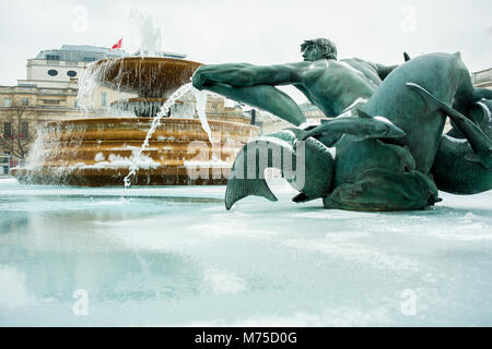 Die Brunnen und Wasser Skulpturen am Trafalgar Square, London, Stand eingefroren und Eis bedeckt, nach den letzten strengen Winter Wetter das Kapital schlagen. Stockfoto