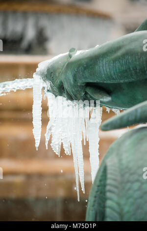 Die Brunnen und Wasser Skulpturen am Trafalgar Square, London, Stand eingefroren und Eis bedeckt, nach den letzten strengen Winter Wetter das Kapital schlagen. Stockfoto