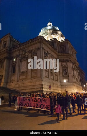 Rom, Italien. 08 Mär, 2018. Tausende von Frauen in Rom zeigen zu sagen Nein zu Gewalt gegen Frauen, das Recht auf gleichen würde. Credit: Leo Claudio De Petris/Pacific Press/Alamy leben Nachrichten Stockfoto