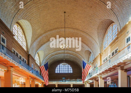 New York, USA, November 2016: Die große Registry Halle des Ellis Island Immigration Museum mit Touristen Stockfoto