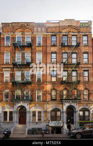 New York, November 2016: New York City brownstone tenement Blocks mit 96 und 98 St. Mark's Platz für Zeppelin's "Physical Graffiti" LED-fro verwendet Stockfoto