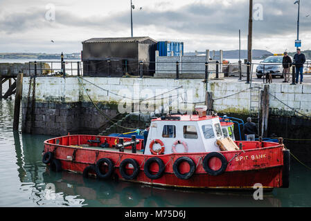 Cobh, Irland - 9 November, 2017: rote Boot im Hafen von Cobh, einer kleinen irischen Stadt in der Nähe von Cork günstig Stockfoto