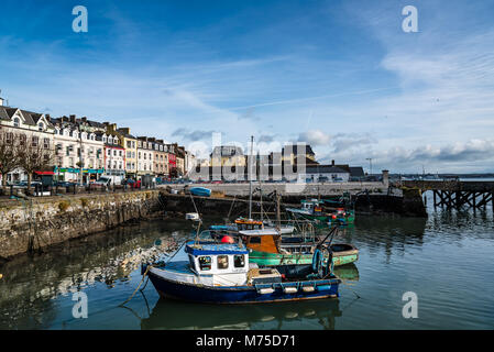 Cobh, Irland - 9 November, 2017: Wasser und Hafen mit Fischerbooten in Cobh, einer kleinen Stadt in der Nähe von Cork in Irland ein sonniger Morgen Stockfoto