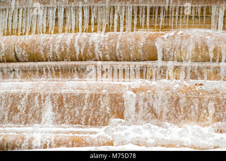 Die Brunnen und Wasser Skulpturen am Trafalgar Square, London, Stand eingefroren und Eis bedeckt, nach den letzten strengen Winter Wetter das Kapital schlagen. Stockfoto