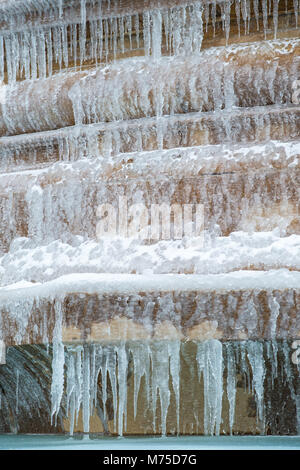 Die Brunnen und Wasser Skulpturen am Trafalgar Square, London, Stand eingefroren und Eis bedeckt, nach den letzten strengen Winter Wetter das Kapital schlagen. Stockfoto