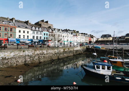 Cobh, Irland - 9 November, 2017: Wasser und Hafen mit Fischerbooten in Cobh, einer kleinen Stadt in der Nähe von Cork in Irland ein sonniger Morgen Stockfoto