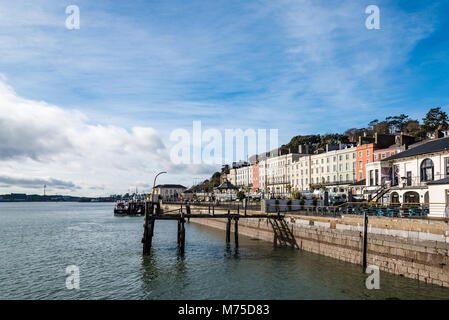 Cobh, Irland - 9 November, 2017: Hafen von Cobh ein sonniger Morgen. Cobh ist eine malerische Stadt in der Nähe von Cork in Irland Stockfoto