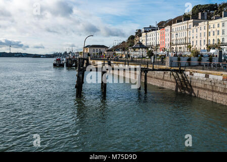 Cobh, Irland - 9 November, 2017: Hafen von Cobh ein sonniger Morgen. Cobh ist eine malerische Stadt in der Nähe von Cork in Irland Stockfoto