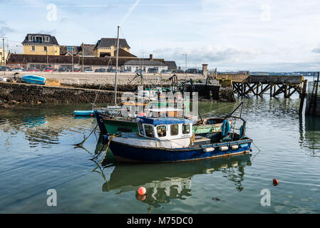 Cobh, Irland - 9 November, 2017: Wasser und Hafen mit Fischerbooten in Cobh, einer kleinen Stadt in der Nähe von Cork in Irland ein sonniger Morgen Stockfoto