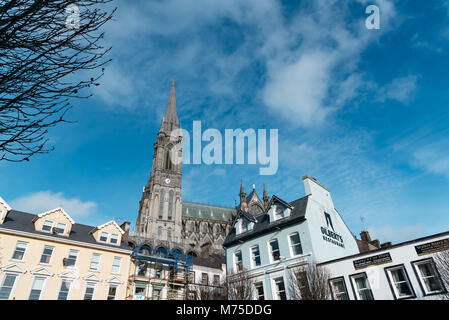 Cobh, Irland - 9 November, 2017: Low Angle View St. Colman Kathedrale in Cobn ein sonniger Tag. Stockfoto