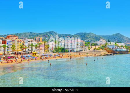 Sitges, Spanien - 14. Juni 2017: Blick auf den Strand und das Meer ein kleiner Ferienort Sitges in einem Vorort von Barcelona. Stockfoto