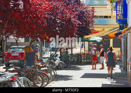 Sitges, Spanien - 14. Juni 2017: Blick auf die Stadt von einer kleinen Stadt in einem Vorort von Barcelona - Sitges. Spanien. Stockfoto