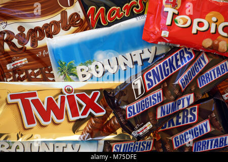 Multipacks von schokoladenriegeln von Mars, Incorporated einschließlich Bounty, Welligkeit, Twix, Snickers, Mars Thema & Stockfoto