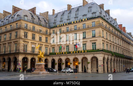 Reiterstandbild von Jeanne d'Arc vor dem Hotel Regina. Paris. Ile de France. Frankreich Stockfoto