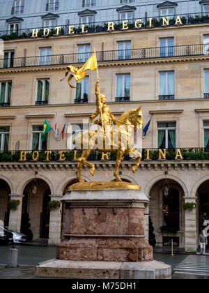 Reiterstandbild von Jeanne d'Arc vor dem Hotel Regina. Paris. Ile de France. Frankreich Stockfoto