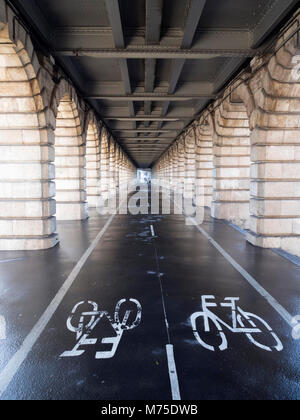 Radweg unter Bercy Brücke in Paris, Frankreich, Europa Stockfoto