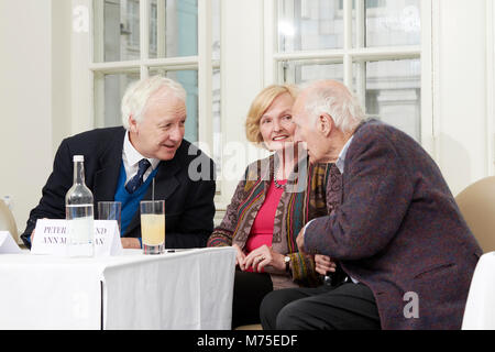 Nicholas Shakespeare, Peter Schnee & Ann MacMillan die Oldie literarische Mittagessen 06.03.18. Stockfoto