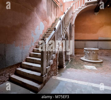Foto auf den Innenhof und die offene Treppe im Casa Di Carlo Goldoni (das Haus von Carlo Goldoni), jetzt ein Museum. Stockfoto