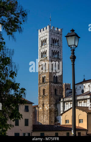 Der Glockenturm des Doms von San Martino an einem schönen sonnigen Tag, Lucca, Toskana, Italien Stockfoto