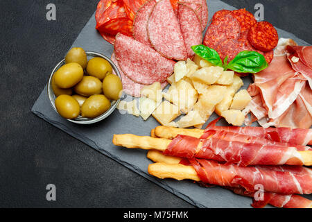 Kalt geräucherte Fleisch Platte mit Schweinekoteletts, Schinken, Salami, Brot und Sticks Stockfoto