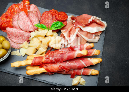 Kalt geräucherte Fleisch Platte mit Schweinekoteletts, Schinken, Salami, Brot und Sticks Stockfoto