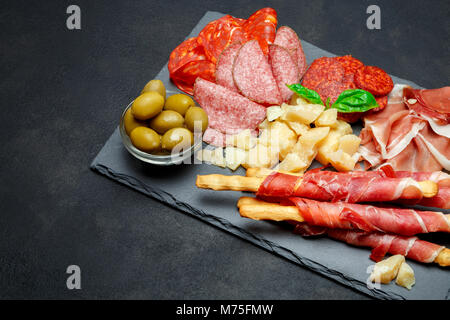 Kalt geräucherte Fleisch Platte mit Schweinekoteletts, Schinken, Salami, Brot und Sticks Stockfoto