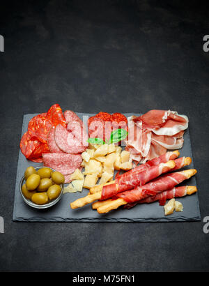 Kalt geräucherte Fleisch Platte mit Schweinekoteletts, Schinken, Salami, Brot und Sticks Stockfoto