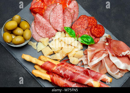 Kalt geräucherte Fleisch Platte mit Schweinekoteletts, Schinken, Salami, Brot und Sticks Stockfoto