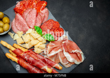 Kalt geräucherte Fleisch Platte mit Schweinekoteletts, Schinken, Salami, Brot und Sticks Stockfoto