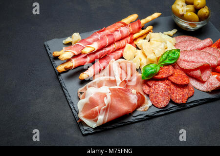 Kalt geräucherte Fleisch Platte mit Schweinekoteletts, Schinken, Salami, Brot und Sticks Stockfoto