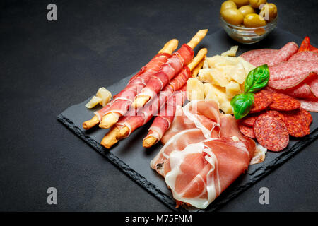 Kalt geräucherte Fleisch Platte mit Schweinekoteletts, Schinken, Salami, Brot und Sticks Stockfoto