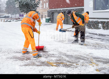 Arbeitnehmer Schneeräumung von einer Straße in ein Auto Park, West Bridgford, Nottinghamshire, England, Großbritannien Stockfoto