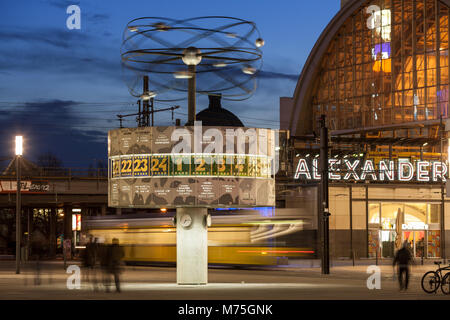 Weltzeituhr am Alexanderplatz in Berlin Stockfoto