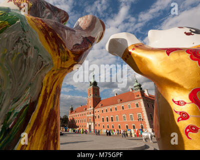 Königliches Schloss in Warschau, Polen, durch einige Papier gesehen - pappmaché bemalte Statuen Stockfoto