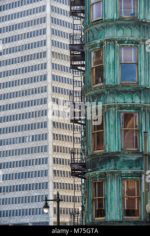 Columbus Tower (aka. Das hinweissymbol Gebäude) und der Transamerica Pyramide in der Innenstadt von San Francisco, Kalifornien, USA. Stockfoto