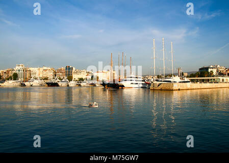 Segeln, Motorboote und ein kleines Fischerboot Kreuzung ruhiges Wasser im Hafen von Marina Zeas. Pireas. Griechenland Stockfoto