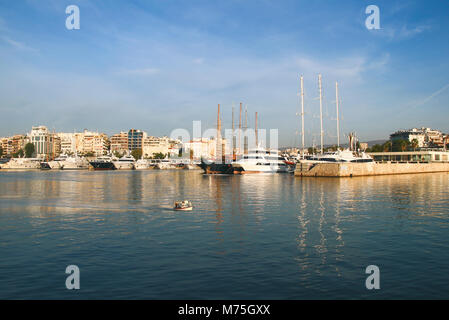 Segeln, Motorboote und ein kleines Fischerboot Kreuzung ruhiges Wasser im Hafen von Marina Zeas. Pireas. Griechenland Stockfoto