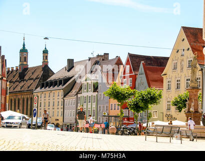 In Landsberg am Lech - Deutschland - 08/0872016 - Marktplatz von Landsberg am Lech mit dem Rathaus; Bayern, Deutschland Stockfoto