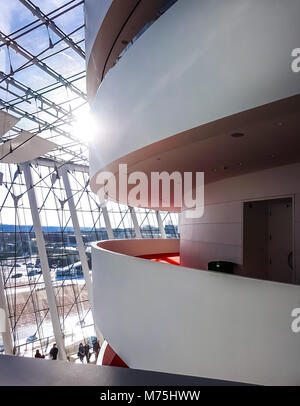 Teilansicht der Kauffman Center für Darstellende Künste in Kansas City, Missouri, während einer Unterbrechung von einem klassischen Konzert an einem sonnigen Tag Stockfoto