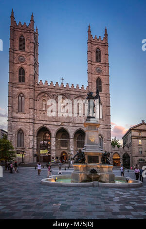 Basilika Notre-Dame ist eine Basilika in der Altstadt von Old Montreal, Montreal, Quebec, Kanada und Gesichter der Place d'Armes Stockfoto