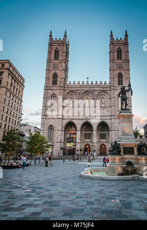 Basilika Notre-Dame ist eine Basilika in der Altstadt von Old Montreal, Montreal, Quebec, Kanada und Gesichter der Place d'Armes Stockfoto