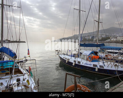 Jalta, Russland - November 08, 2015: Blick auf die Bucht von Jalta Stadt von der Waterfront Stockfoto